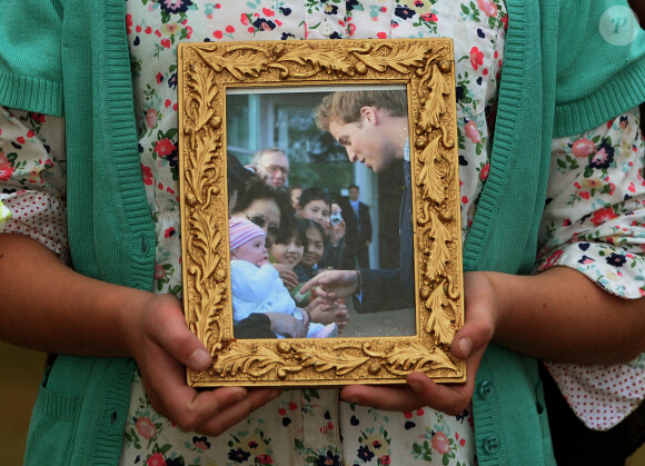 Une spectatrice de la venue du duc et de la duchesse de Cambridge avait apporté, le 10 avril 2014 à Blenheim, en Nouvelle-Zélande, une photo de sa première rencontre avec le prince William.