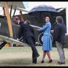Le prince William aux manettes d'un Sopwith Pup de la Première Guerre mondiale, sous le regard de Kate Middleton et Peter Jackson, le 10 avril 2014 à Blenheim, en Nouvelle-Zélande.
