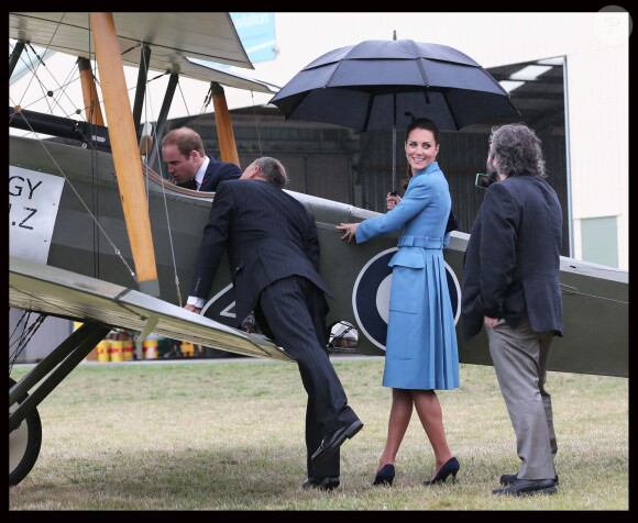 Le prince William aux manettes d'un Sopwith Pup de la Première Guerre mondiale, sous le regard de Kate Middleton et Peter Jackson, le 10 avril 2014 à Blenheim, en Nouvelle-Zélande.