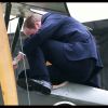 Le prince William tente de s'extirper d'un Sopwith Pup lors de sa visite avec Kate Middleton au Omaka Aviation Heritage Centre, le 10 avril 2014 à Blenheim, en Nouvelle-Zélande.