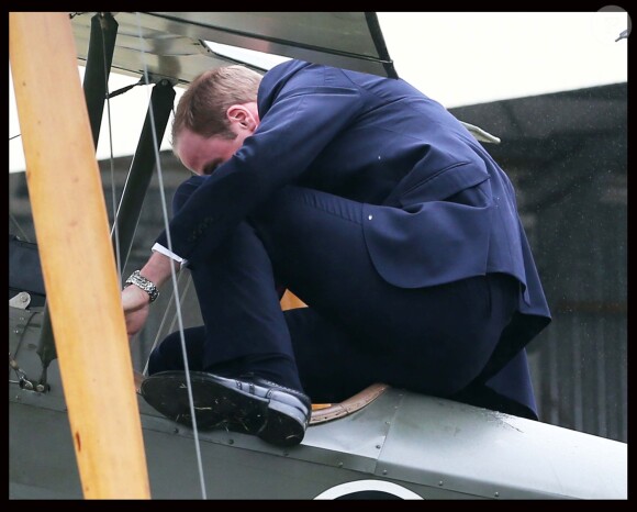 Le prince William tente de s'extirper d'un Sopwith Pup lors de sa visite avec Kate Middleton au Omaka Aviation Heritage Centre, le 10 avril 2014 à Blenheim, en Nouvelle-Zélande.