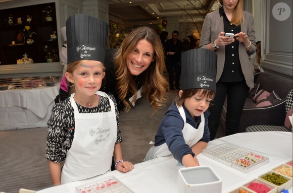 Exclusif - Sophie Thalmann et ses enfants lors d'un goûter de Pâques "Tout Chocolat" à l'Hôtel de Vendôme à Paris le 9 avril 2014.
