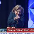 Hillary Clinton évite de justesse une chaussure lancée depuis la salle lors de la conférence de l'Institut des industries de recyclage des déchets, à Las Vegas le 10 avril 2014.