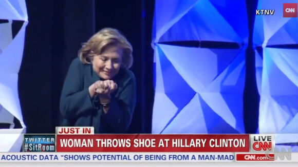 Hillary Clinton attaquée : Victime d'un impressionnant lancer de chaussure