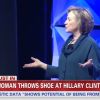 Hillary Cltin évite une chaussure lancée depuis la salle lors d'une conférence, à Las Vegas le 10 avril 2014.