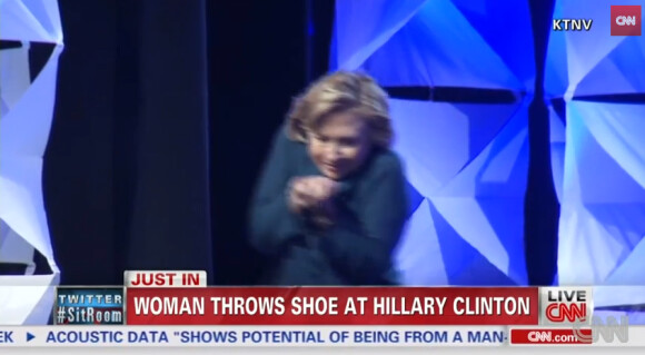 Hillary Cltin évite une chaussure lancée depuis la salle lors de la conférence de l'Institut des industries de recyclage des déchets, à Las Vegas le 10 avril 2014.