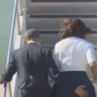 Michelle Obama sauvée de justesse par la main baladeuse de Barack