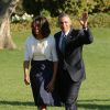 Barack Obama et Michelle de retour à la Maison Blanche à Washington après avoir assisté à Austin (Texas) à un sommet pour commémorer le 50e anniversaire de la signature du Cival Rights Act de 1964. Le 10 avril 2014.