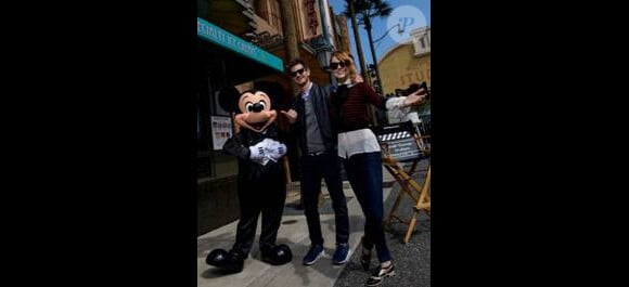 Andrew Garfield et Emma Stone avec Mickey à DisneyLand Paris, le 11 avril 2014.