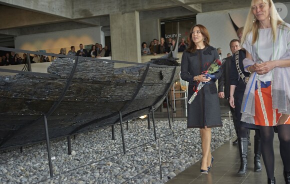 La princesse Mary de Danemark au Musée des navires vikings de Roskilde le 10 avril 2014 pour l'inauguration d'une nouvelle exposition temporaire, ''Le monde à l'Âge des Vikings''.