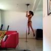 Shanna (Les Anges de la télé-réalité 6) : la gogo danseuse très sensuelle en pleine séance de pole dance