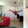 Shanna (Les Anges de la télé-réalité 6) : la gogo danseuse très sensuelle en pleine séance de pole dance
