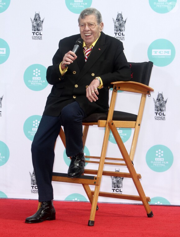 Jerry Lewis laisse ses empreintes dans le ciment hollywoodien du TCL Chinese Theatre, le 12 avril 2014.