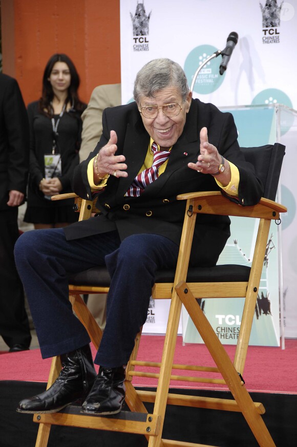 Jerry Lewis laisse ses empreintes dans le ciment hollywoodien au TCL, Los Angeles, le 12 avril 2014.