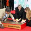 Jerry Lewis laisse ses empreintes dans le ciment hollywoodien du TCL Chinese Theatre, le 12 avril 2014.