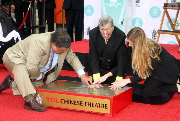 Jerry Lewis laisse ses empreintes dans le ciment hollywoodien du TCL Chinese Theatre, le 12 avril 2014.