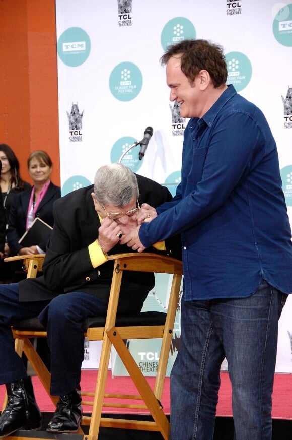 Jerry Lewis et Quentin Tarantino - Jerry Lewis laisse ses empreintes dans le ciment hollywoodien au TCL, Los Angeles, le 12 avril 2014.