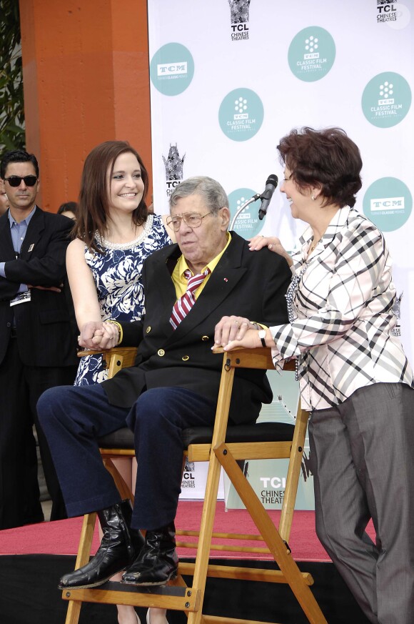 Danielle Sarah Lewis (sa fille), Jerry Lewis et SanDee Lewis (sa femme) - Jerry Lewis laisse ses empreintes dans le ciment hollywoodien au TCL, Los Angeles, le 12 avril 2014.