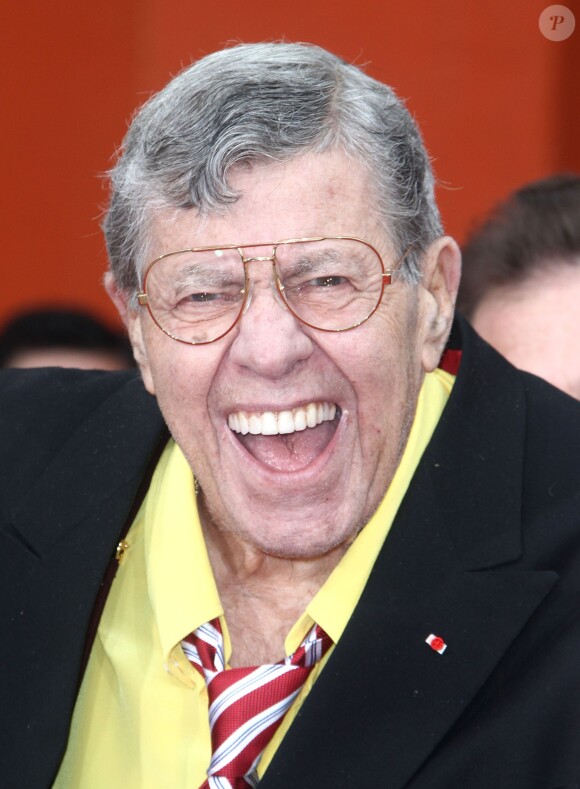 Jerry Lewis laisse ses empreintes dans le ciment hollywoodien du TCL Chinese Theatre, le 12 avril 2014.