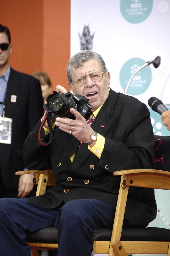 Jerry Lewis laisse ses empreintes dans le ciment hollywoodien du TCL Chinese Theatre, le 12 avril 2014.