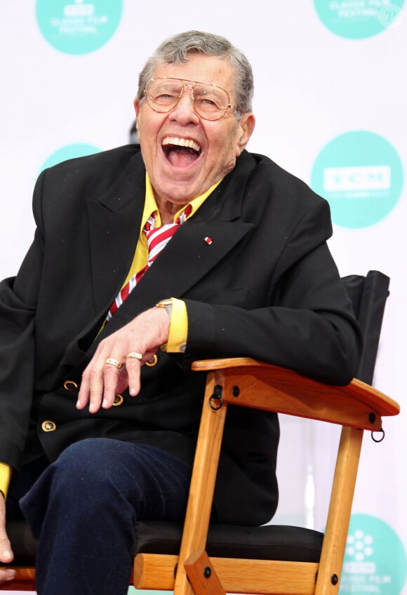Jerry Lewis laisse ses empreintes dans le ciment hollywoodien du TCL Chinese Theatre, le 12 avril 2014.