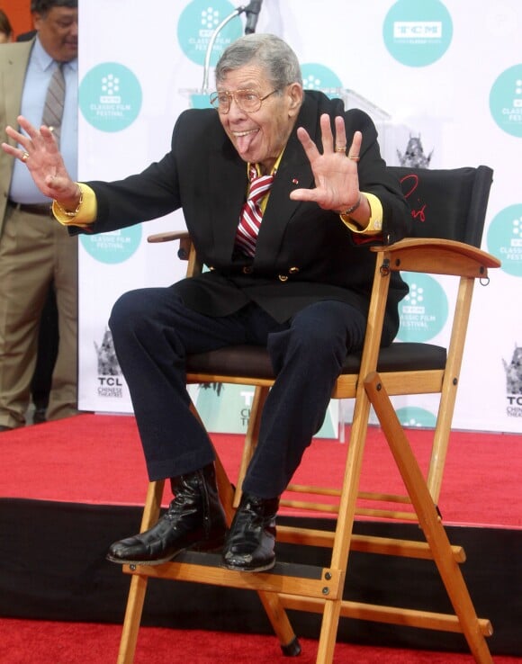 Jerry Lewis laisse ses empreintes dans le ciment hollywoodien du TCL Chinese Theatre, le 12 avril 2014.