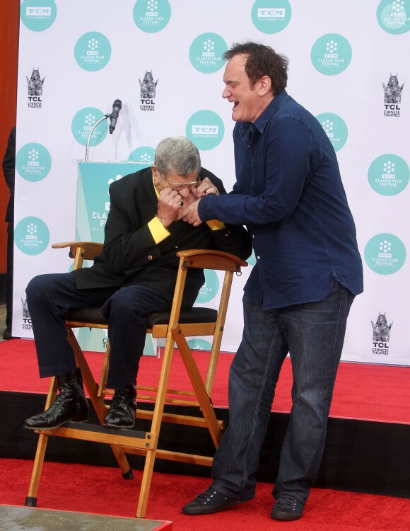 Jerry Lewis et Quentin Tarantino - Jerry Lewis laisse ses empreintes dans le ciment hollywoodien au TCL, Los Angeles, le 12 avril 2014.