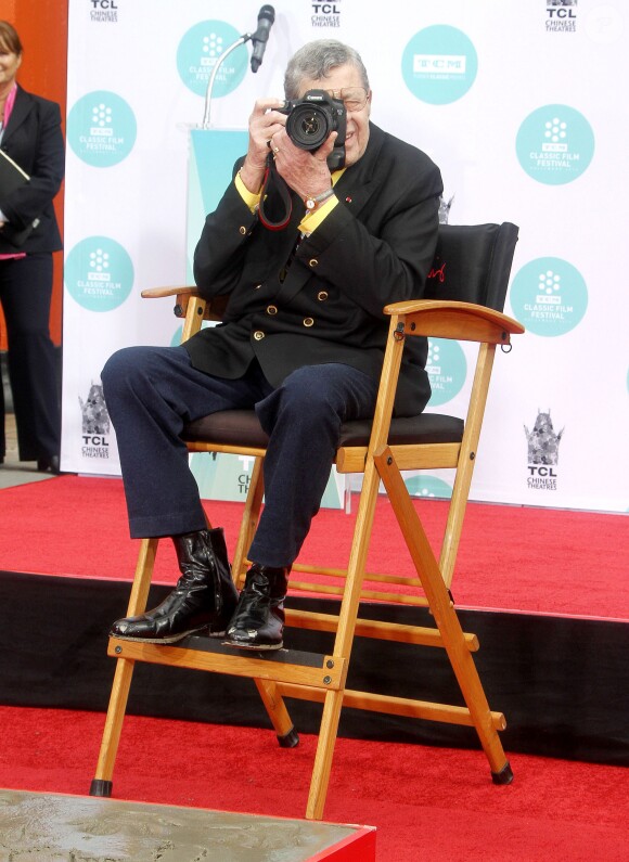 Jerry Lewis laisse ses empreintes dans le ciment hollywoodien du TCL Chinese Theatre, le 12 avril 2014.