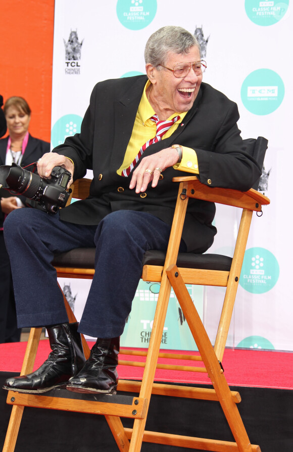 Jerry Lewis laisse ses empreintes dans le ciment hollywoodien du TCL Chinese Theatre, le 12 avril 2014.