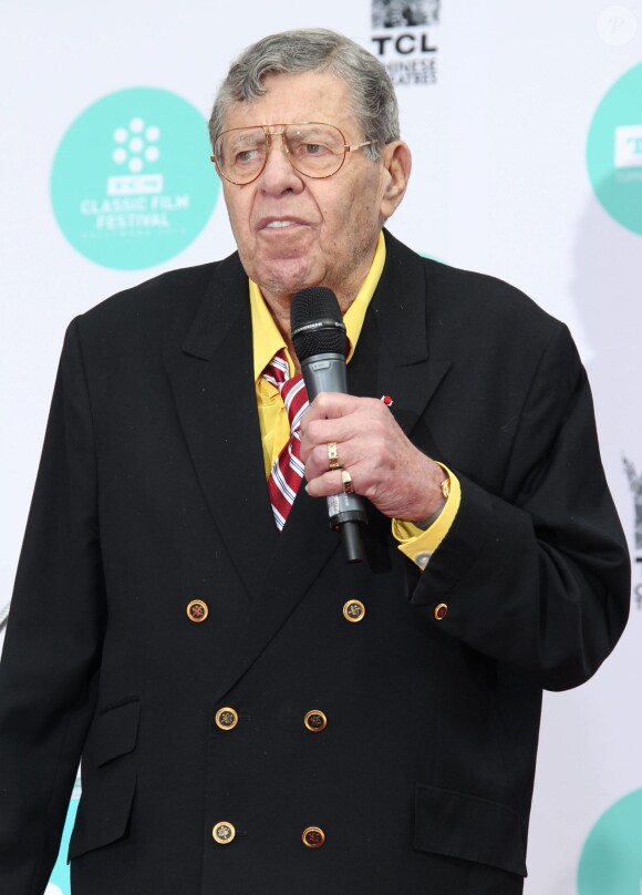 Jerry Lewis laisse ses empreintes dans le ciment hollywoodien du TCL Chinese Theatre, le 12 avril 2014.