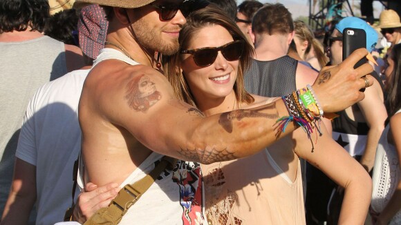 Ashley Greene amoureuse à Coachella, reine du selfie avec Kellan Lutz