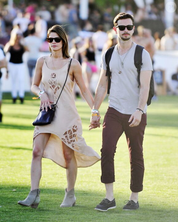 Ashley Greene amoureuse lors du 1er jour du Festival de Coachella à Indio, le 11 avril 2014.