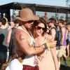 Kellan Lutz et Ashley Greene prennent un selfie lors du 1er jour du Festival de Coachella à Indio, le 11 avril 2014.