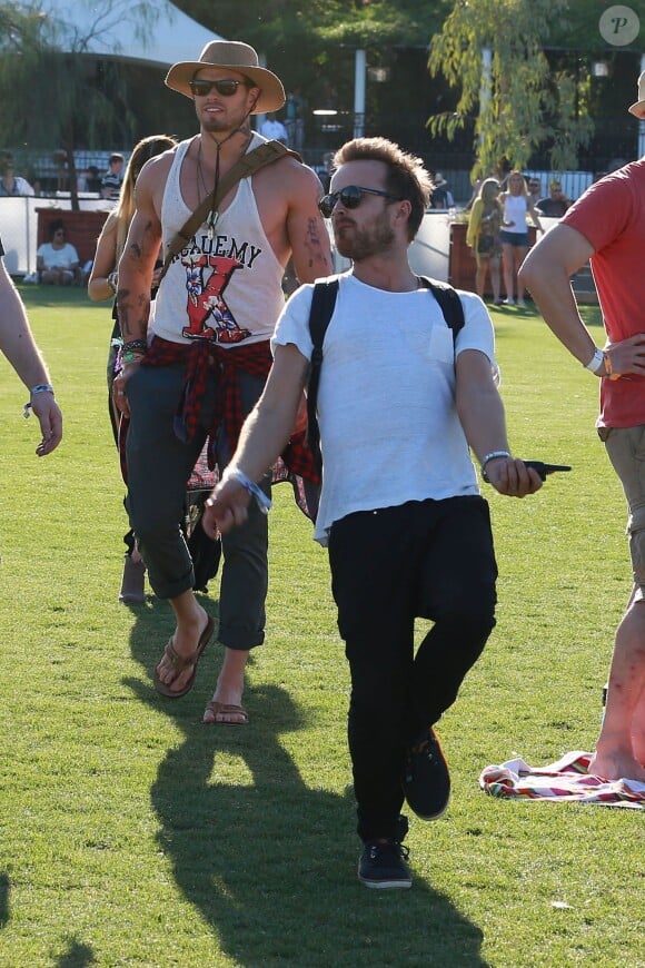 Aaron Paul avec Kellan Lutz lors du 1er jour du Festival de Coachella à Indio, le 11 avril 2014.