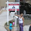 Exclusif - Alexsandra Wright, l'ancienne maîtresse de Matthew Knowles (le père de Beyoncé) et son fils Nixon sont forcés de quitter leur maison pour se retrouver à la rue le 28 Mars 2014 à Los Angeles.