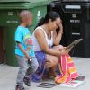 Exclusif - Alexsandra Wright, l'ancienne maîtresse de Mathew Knowles (le père de Beyoncé) et son fils Nixon sont forcés de quitter leur maison pour se retrouver à la rue le 28 Mars 2014 à Los Angeles.