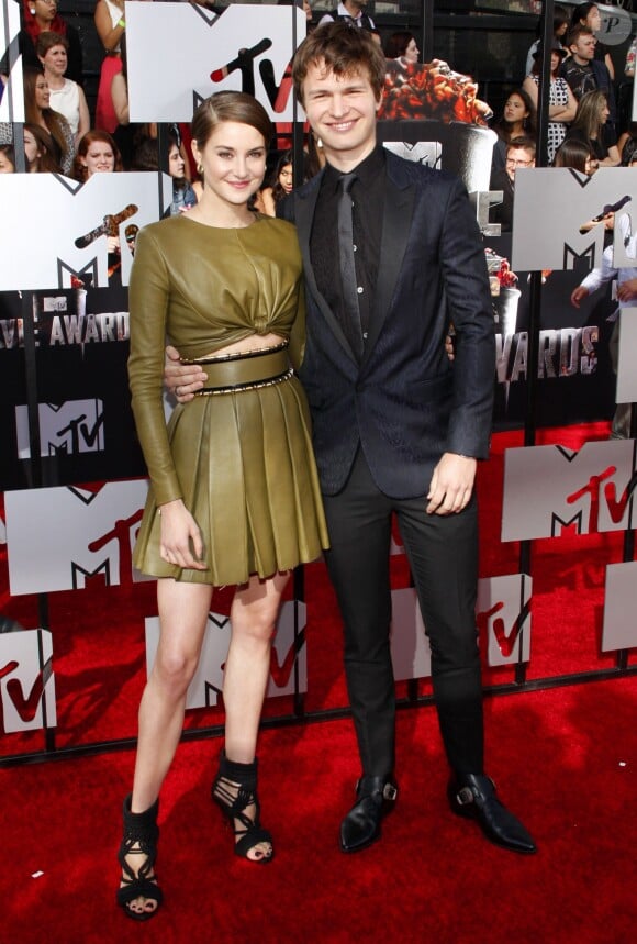 Shailene Woodley et Ansel Elgort sur le tapis rouge de la cérémonie des MTV Movie Awards à Los Angeles, le 13 avril 2014.