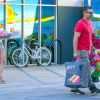 LeAnn Rimes et Eddie Cibrian chargent des cadeaux pour le fils de l'acteur, Jake, après une journée passée à Sky High Sports à Woodland Hills, Los Angeles, le 12 avril 2014.