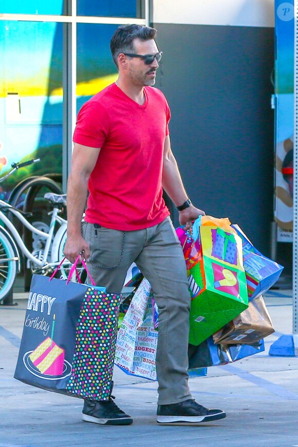 LeAnn Rimes et Eddie Cibrian chargent des cadeaux pour le fils de l'acteur, Jake, après une journée passée à Sky High Sports à Woodland Hills, Los Angeles, le 12 avril 2014.