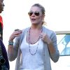 LeAnn Rimes et Eddie Cibrian chargent des cadeaux dans leur voiture pour le fils de l'acteur, Jake, après une journée passée à Sky High Sports à Woodland Hills, Los Angeles, le 12 avril 2014.