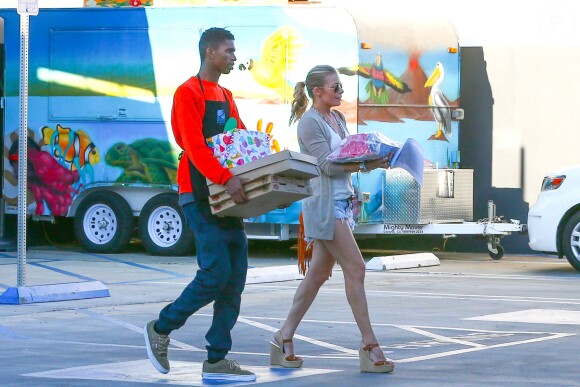 LeAnn Rimes et Eddie Cibrian cragent des cadeaux pour le fils de l'acteur, Jake, après une journée passée à Sky High Sports à Woodland Hills, Los Angeles, le 12 avril 2014.