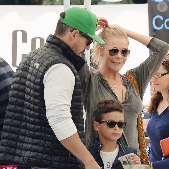 Eddie Cibrian, LeAnn Rimes et le jeune Jake Cibrian à Calabasas, Los Angeles, le 12 avril 2014.