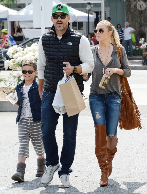 Eddie Cibrian, LeAnn Rimes et le jeune Jake Cibrian à Calabasas, Los Angeles, le 12 avril 2014.