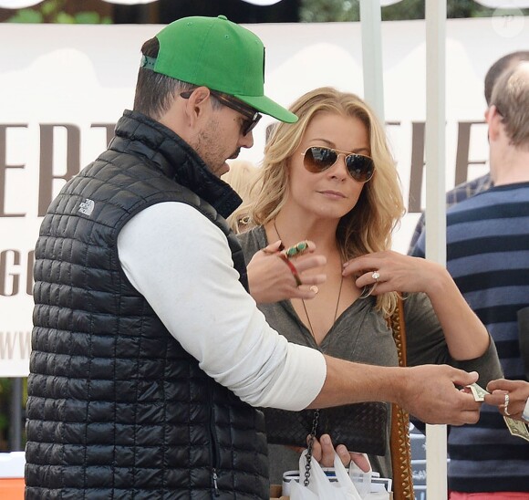 Eddie Cibrian, LeAnn Rimes et le jeune Jake Cibrian à Calabasas, Los Angeles, le 12 avril 2014.