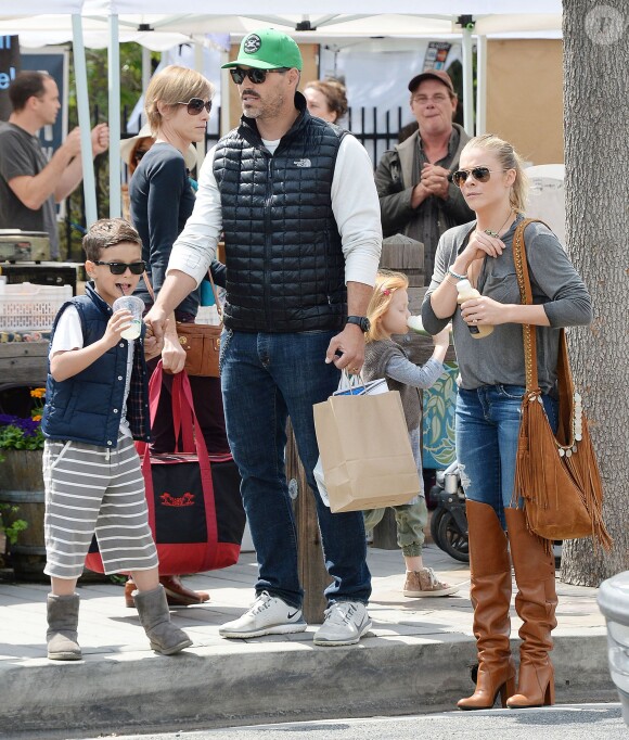 Eddie Cibrian, LeAnn Rimes et le jeune Jake Cibrian à Calabasas, Los Angeles, le 12 avril 2014.