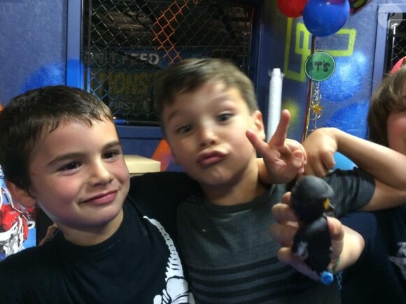 Brandi Glanville a posté une photo de son fils Jake avec un copain, pour ses 7 ans, le 12 avril 2014.
