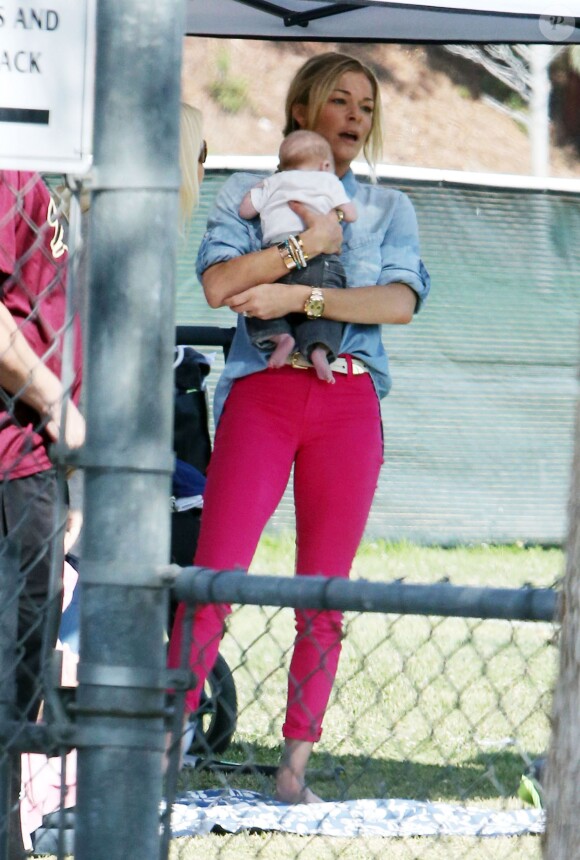 LeAnn Rimes regarde son mari Eddie Cibrian jouer au baseball à Calabasas, le 13 avril 2014.