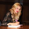 Brandi Glanville signe son livre "Drinking and Dating: P.S. Social Media is Ruining Romance" chez Barnes & Noble à The Grove, Los Angeles, le 19 février 2014.