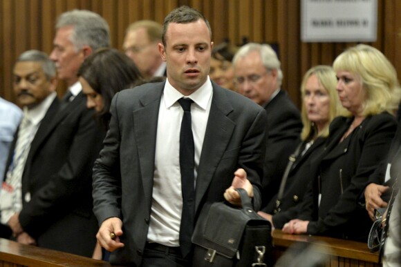 Oscar Pistorius devant June Steenkamp et sa fille Simone, au tribunal de Pretoria, le 3 mars 2014
