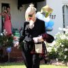 Gwen Stefani est allée rendre visite à son frère qui est devenu papa depuis peu de temps, accompagnée de son propre fils Apollo, à Los Angeles, le 13 avril 2014.